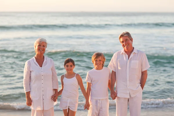 Portret van een familie naast de zee — Stockfoto