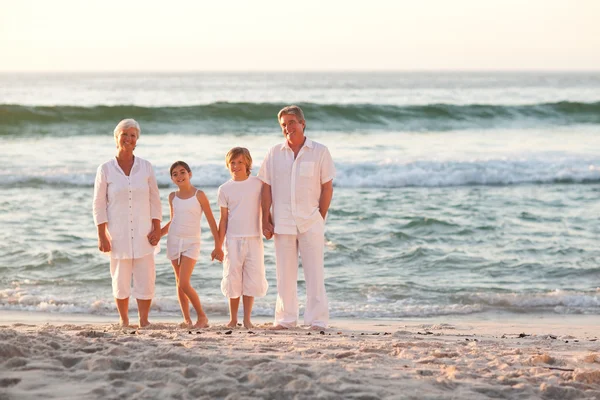 海のそばに家族の肖像画 — ストック写真