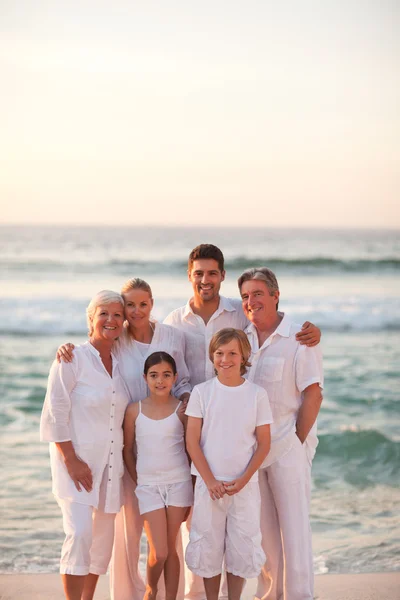 Retrato de una familia feliz — Foto de Stock