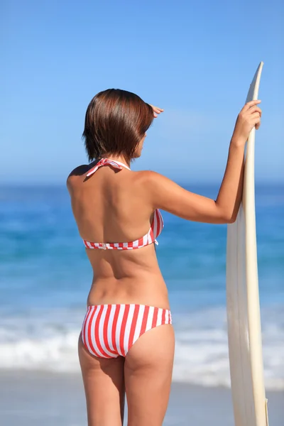 Entzückende Frau mit ihrem Surfbrett — Stockfoto