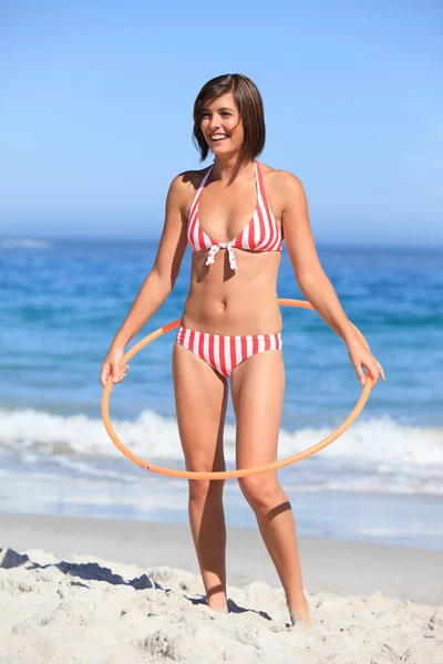 Woman playing with a hula hoop — Stock Photo, Image