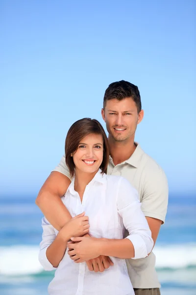 Underbara par på stranden — Stockfoto