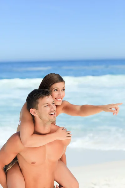 Muž s ženu přilepí na pláži — Stock fotografie