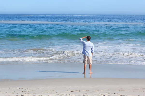 Uomo che cammina sulla spiaggia — Foto Stock