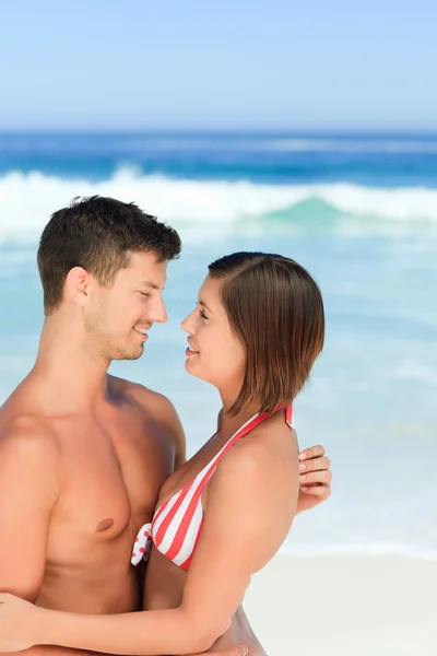 Lovers at the beach — Stock Photo, Image