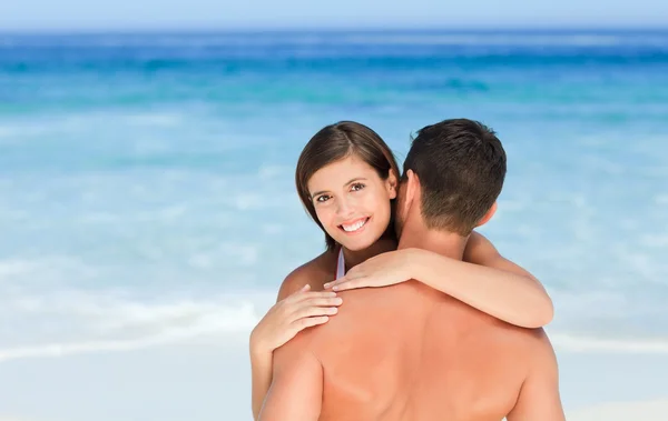 Piękny kochanków na plaży — Zdjęcie stockowe