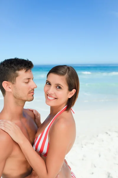 Hermosa pareja en la playa —  Fotos de Stock