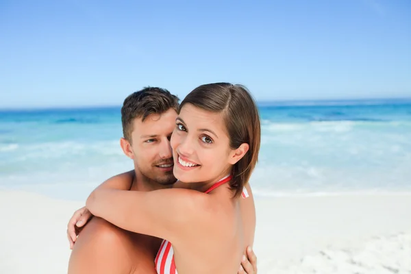 Piękna para na plaży — Zdjęcie stockowe