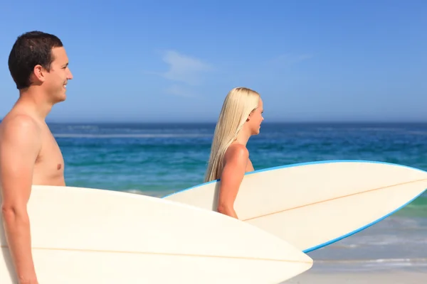 Paar mit ihren Surfbrettern — Stockfoto