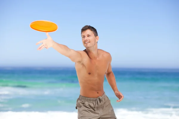 Muž hrát frisbee — Stock fotografie