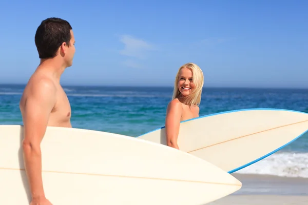 Par med sina surfbrädor — Stockfoto