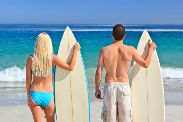 Coppia con le loro tavole da surf — Foto Stock