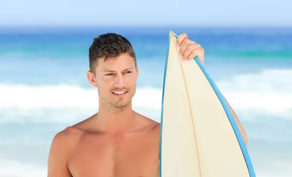 Przystojny mężczyzna z jego deskę surfingową — Zdjęcie stockowe