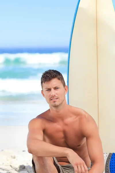 Knappe man met zijn surfplank — Stockfoto
