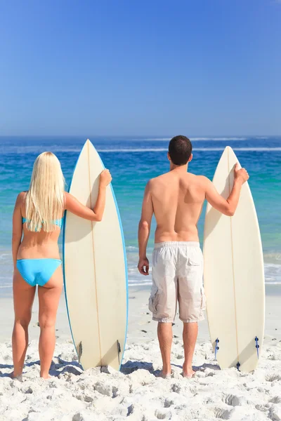 Koppel met hun surfplanken — Stockfoto
