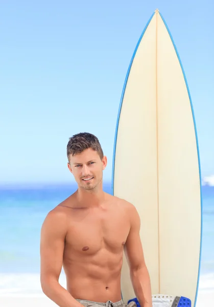 Hombre guapo con su tabla de surf —  Fotos de Stock