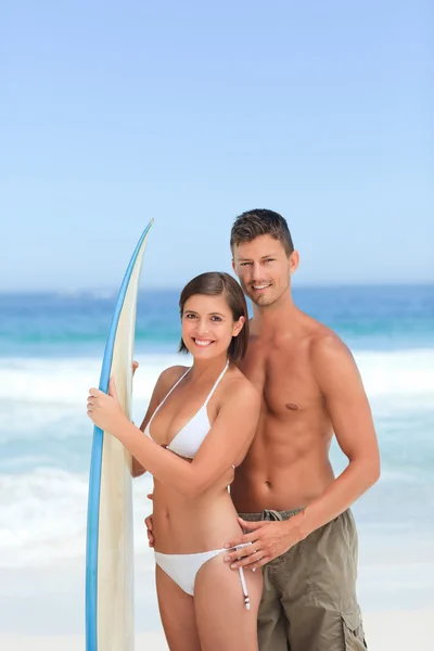 Kochankowie z ich desek surfingowych — Zdjęcie stockowe