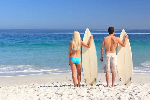 Couple avec leurs planches de surf — Photo