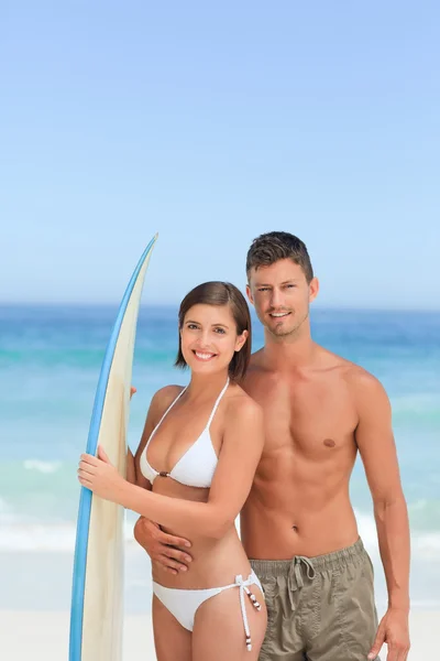 Lovers with their surfboard — Stock Photo, Image