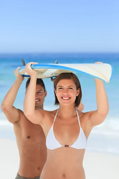 Milenci s jejich Surf — Stock fotografie