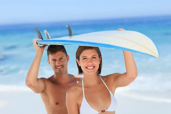 Lovers with their surfboard — Stock Photo, Image