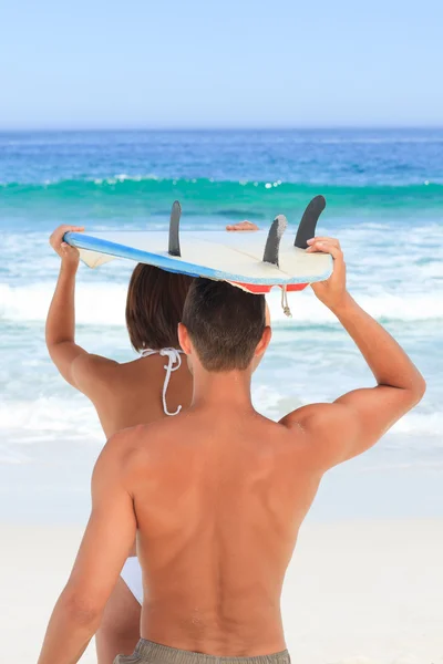 Liebhaber mit ihrem Surfbrett — Stockfoto
