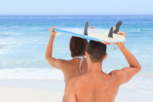 Couple with their surfboard — Stok fotoğraf