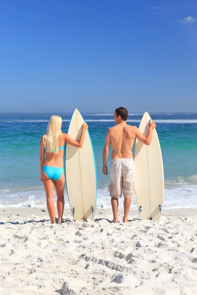 Milenci s jejich surfy — Stock fotografie