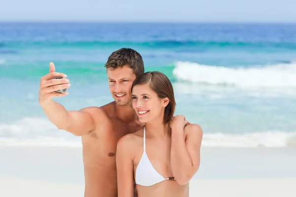 Älskare med sin kamera på stranden — Stockfoto