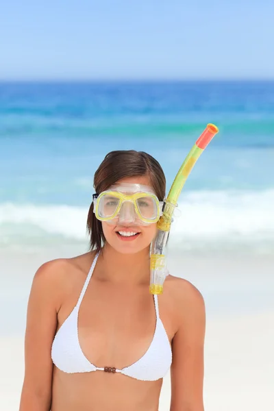 Woman with her mask at the beach — Stock Photo, Image