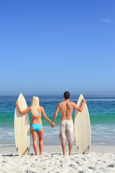 Любовники со своими досками для серфинга — стоковое фото