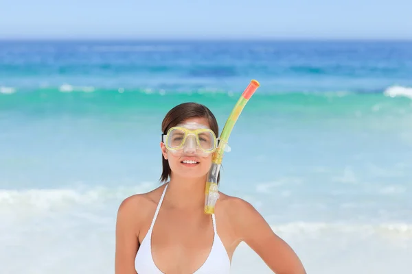 Vrouw met haar masker op het strand — Stockfoto