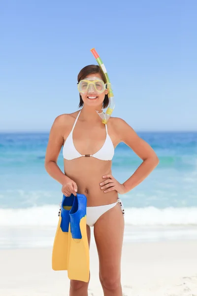 Женщина в маске на пляже — стоковое фото