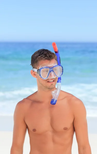 Man met zijn masker op het strand — Stockfoto