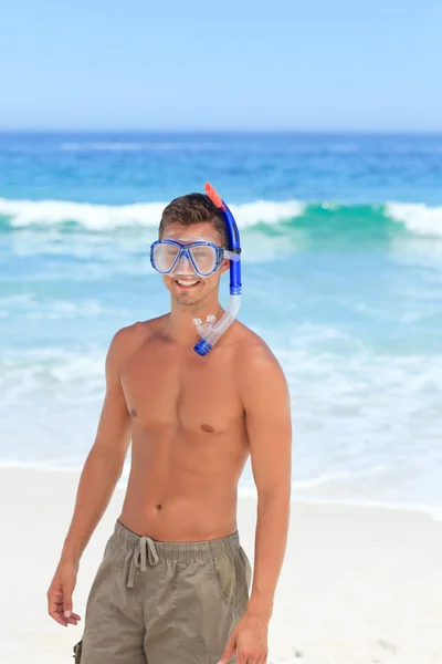 Man with his mask at the beach — Stock Photo, Image