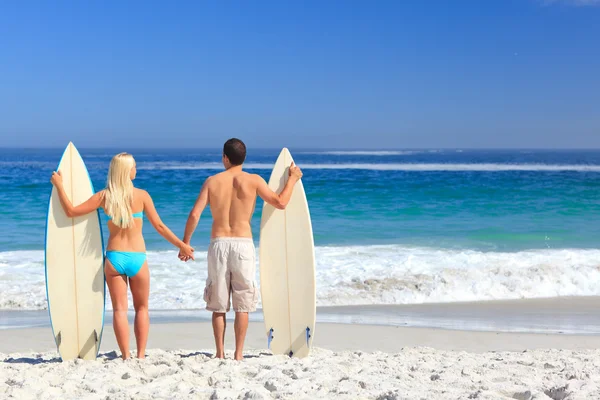 Älskare med sina surfbrädor — Stockfoto