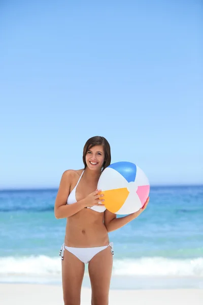 Mulher encantadora com sua bola na praia — Fotografia de Stock