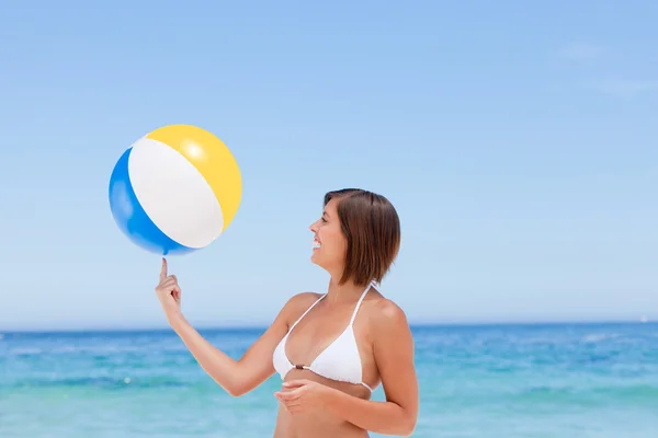 Mooie vrouw met haar bal op het strand — Stockfoto