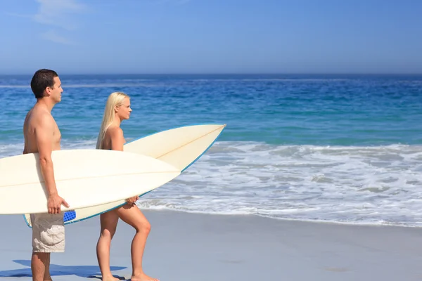 Älskare med sina surfbrädor — Stockfoto