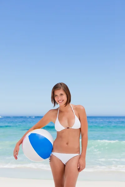 Mujer linda con su pelota en la playa —  Fotos de Stock