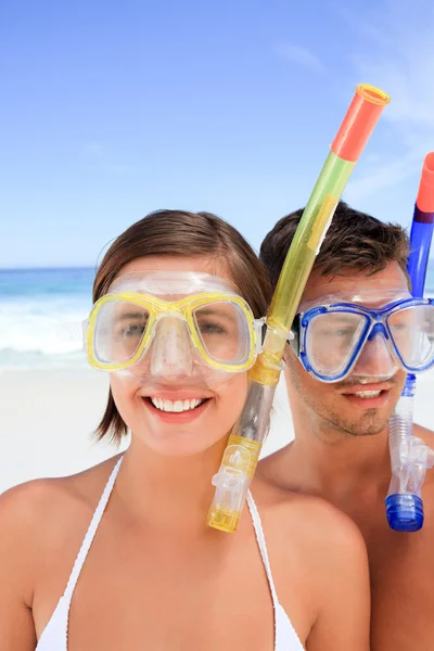 Casal com sua máscara na praia — Fotografia de Stock