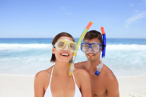 Met hun masker op het strand (echt) paar — Stockfoto
