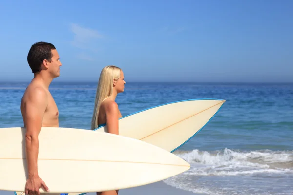 Liefhebbers met hun surfplanken — Stok fotoğraf