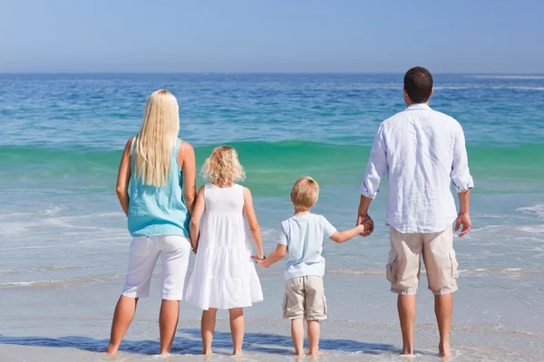 Egy család a strandon portréját — Stock Fotó