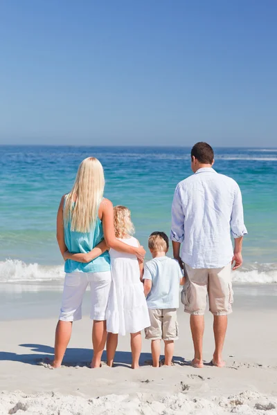 Porträt einer Familie am Strand — Stockfoto