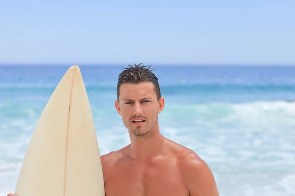 Człowiek z jego deskę surfingową — Zdjęcie stockowe