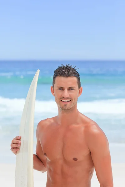 Man poseren met zijn surfplank — Stockfoto