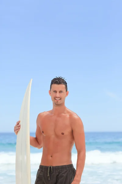 Muž pózuje s jeho Surf — Stock fotografie