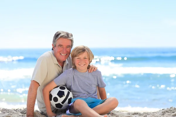 Farfar och hans sonson med en boll — Stockfoto