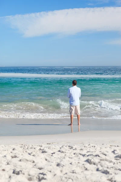 Hombre caminando en la playa — Foto de Stock